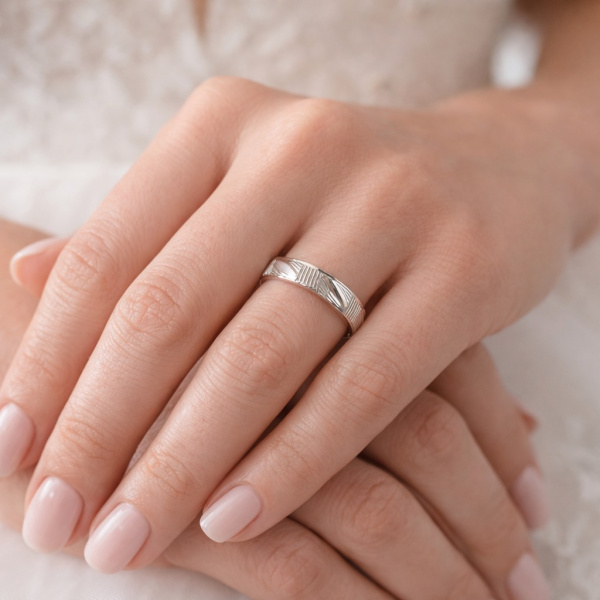 Обручальное кольцо из белого золота с алмазной гранью